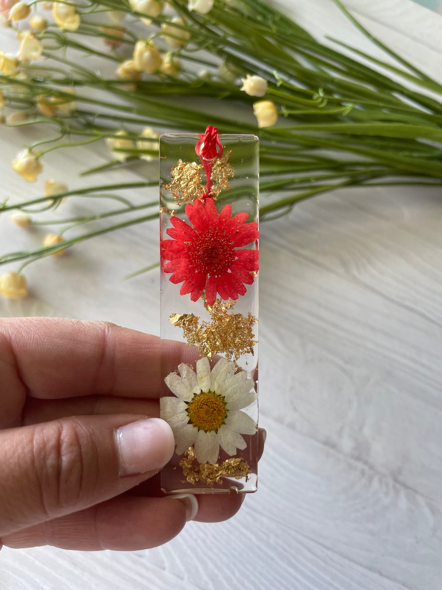 Mini Spring Floral Resin Bookmark ā Pressed Flower Book Lover Gift