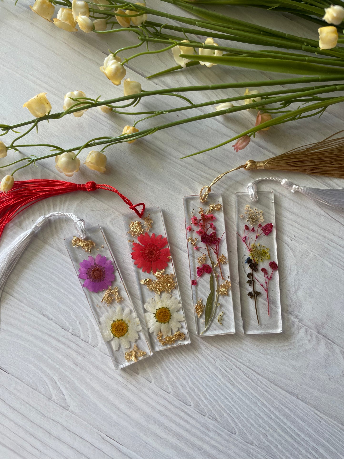 Mini Spring Floral Resin Bookmark ā Pressed Flower Book Lover Gift