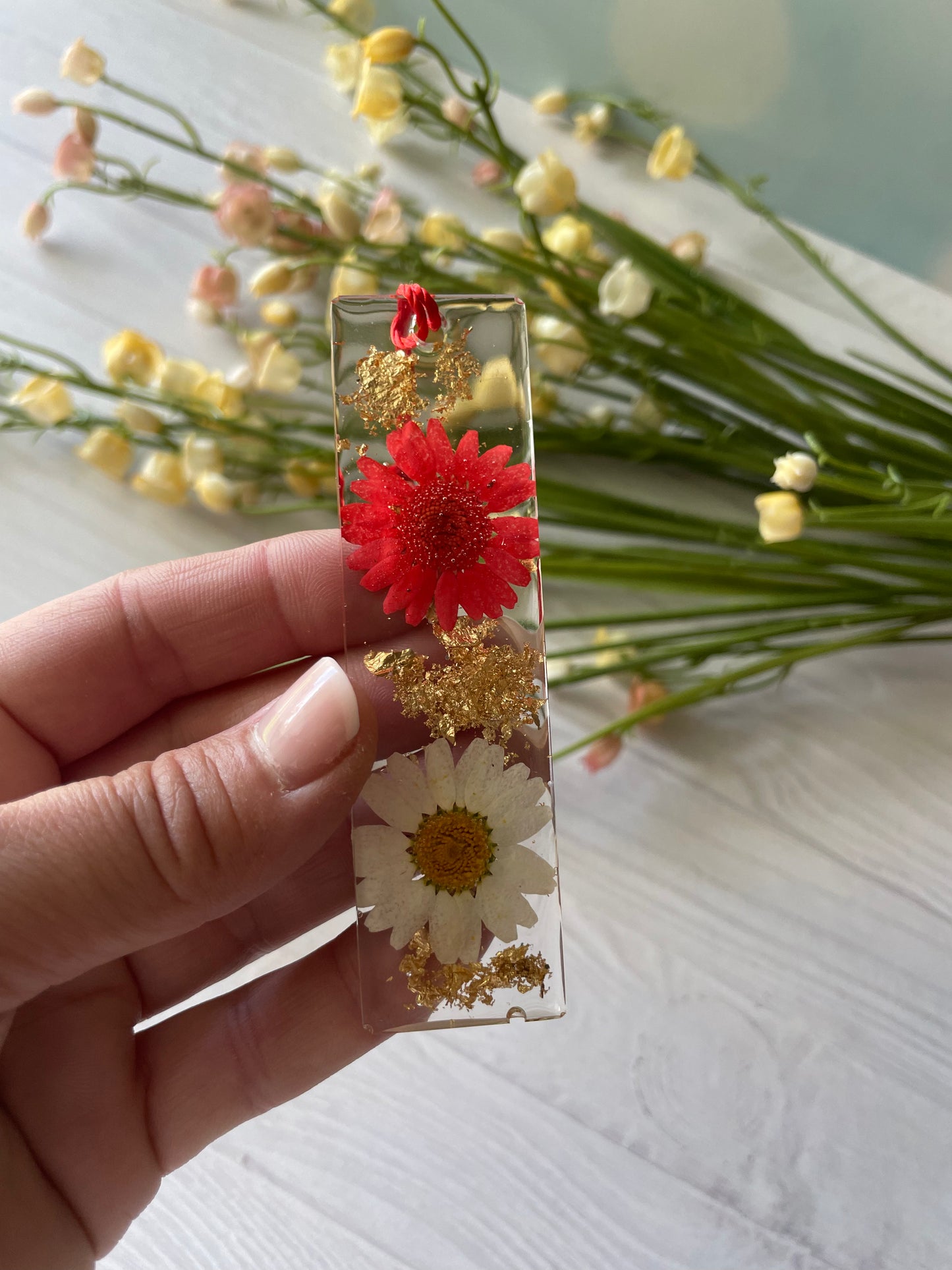 Mini Spring Floral Resin Bookmark ā Pressed Flower Book Lover Gift