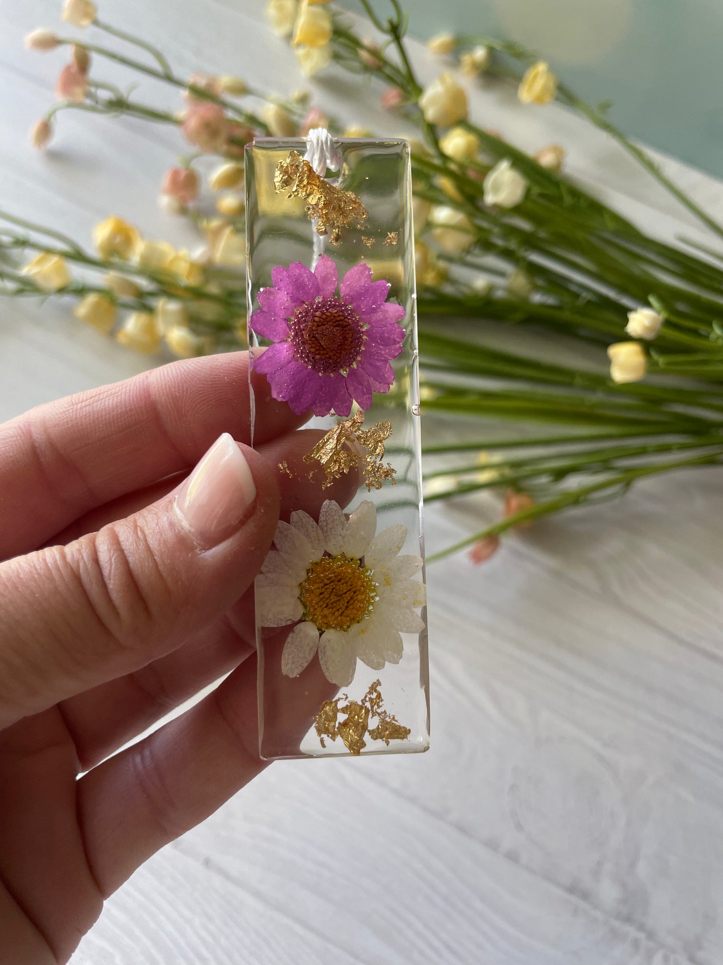 Mini Spring Floral Resin Bookmark ā Pressed Flower Book Lover Gift
