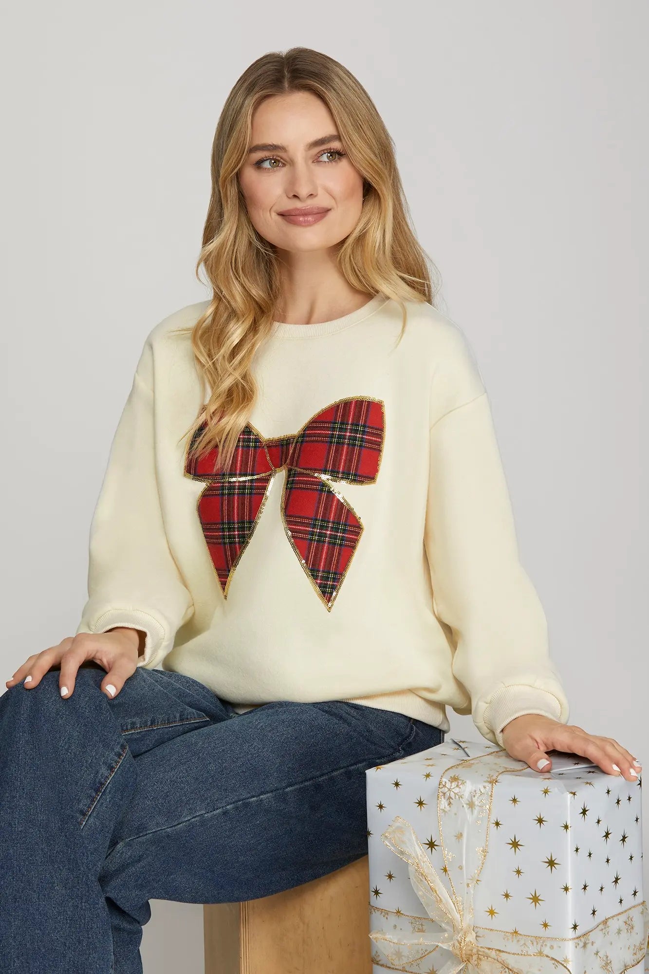 🎁 Christmas Plaid Sparkle Cream Sweatshirt – Festive Cozy Pullover